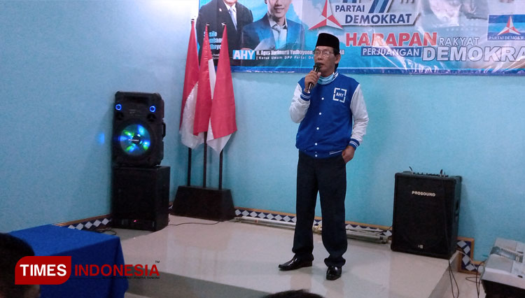 Hadi Suwarno Ketua DPC Partai Demokrat Banjarnegara dan segenap kadernya. (FOTO : Muchlas Hamidi/TIMES Indonesia)