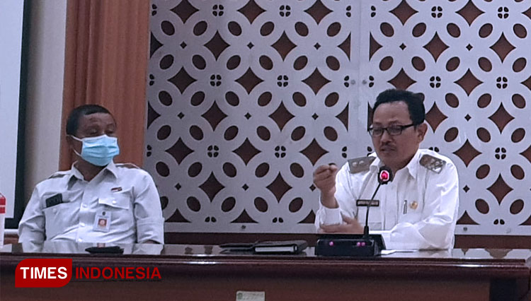 Wakil Wali Kota Yogyakarta, Heroe Poerwadi (kanan) dalam jumpa pers di Balaikota Yogyakarta, Rabu (9/9/2020). (FOTO: Wiwit/TIMES Indonesia)