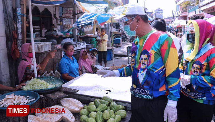 Mujiaman masih blusukan ke pasar Kupang Gunung, Rabu (9/9/2020). (FOTO: Ammar Ramzi/TIMES Indonesia) 