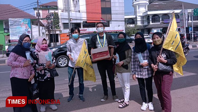 Pengurus Cabang PMII Ciputat (PC PMII Ciputat) saat menggelar bakti sosial dengan membagikan seribu handsanitizer dan masker kepada masyarakat. (FOTO: Edi Junaidi Ds/TIMES Indonesia)
