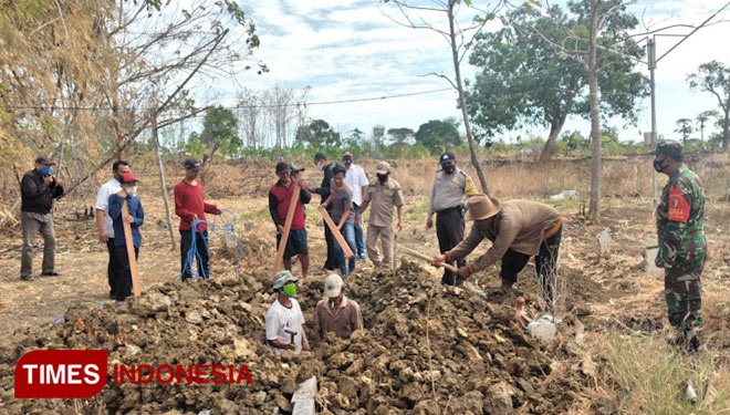 Masyarakat yang kedapatan tak pakai masker saat disanksi sosial ikut menggali kubur korban Covid-19 (Foto: Akmal/TIMES Indonesia).