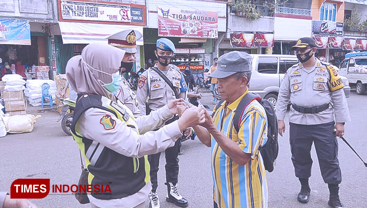 Personel gabungan saat melakukan Gatiblin di kawasan Pasar Dempo Permai dalam rangka mengedukasi masyarakat terhadap penularan Covid-19 (Foto: Asnadi/ TIMES Indonesia) 