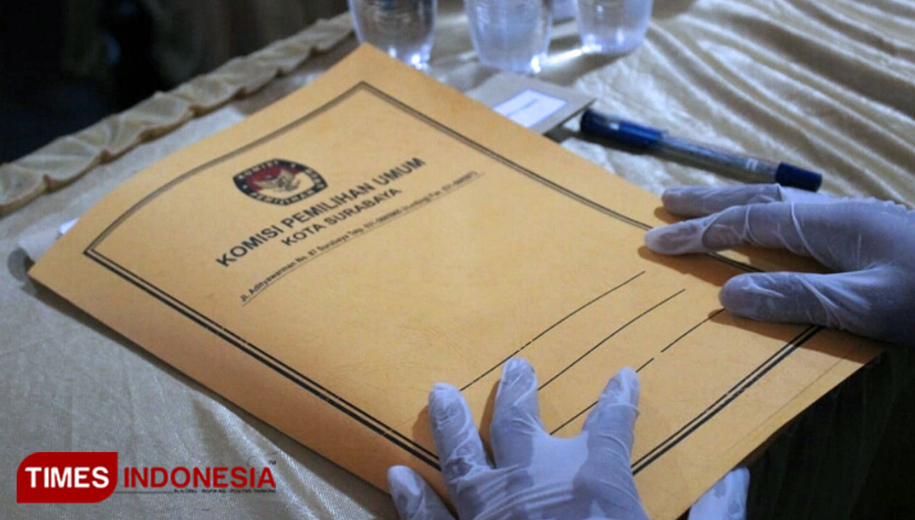 Berkas pendaftaran bakal pasangan calon dalam Pilwali Surabaya 2020. (Foto: Ammar Ramzi/TIMES Indonesia)