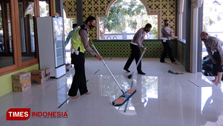 Anggota Satlantas Polres Lamongan melaksanakan  kegiatan bersih-bersih tempat ibadah, dalam rangka  Peringatan HUT ke-65 Lantas, Rabu (9/9/2020). (FOTO: Humas Polres Lamongan for TIMES Indonesia)