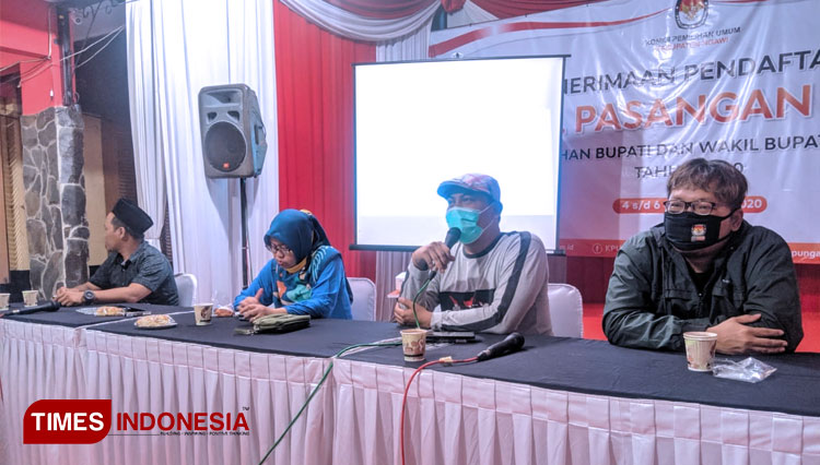 Komisioner KPU Ngawi Aman Ridho Hidayat didampingi Ketua KPU Ngawi Prima Aquina tengah menjelaskan tahapan pendaftaran. (FOTO: Ardian Febri Tri H/TIMES Indonesia) 