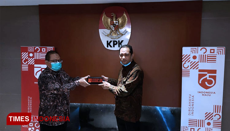 Dekan FISIP UB Malang, Dr Sholih Muadi saat bersama Wakil Ketua KPK, Dr Nurul Ghufron. (FOTO: FISIP UB for TIMES Indonesia)