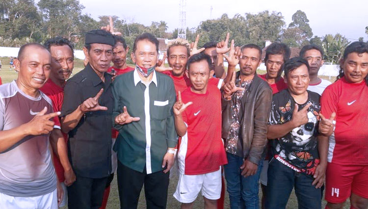 Bacawabup Malang Didik Budi Muljono saat menyapa masyarakat yang sedang berolahraga sepak bola. (Foto : Tim LADUB for TIMES Indonesia)