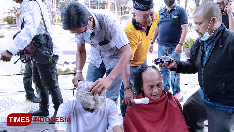 Sejumlah aktivis GRJ memangkas rambut hingga habis pascapenjatuhan sanksi kepada Bupati Jember oleh Gubernur Jatim, Rabu (9/9/2020). (Foto: Dody Bayu Prasetyo/TIMES Indonesia)
