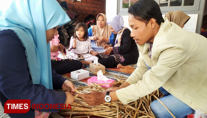 Pelatihan membuat kerajinan tangan dari eceng gondok oleh mahasiswa KPM Mandiri Unipdu Jombang di Tugusumberjo, Jombang (Rohmadi/TIMES Indonesia)
