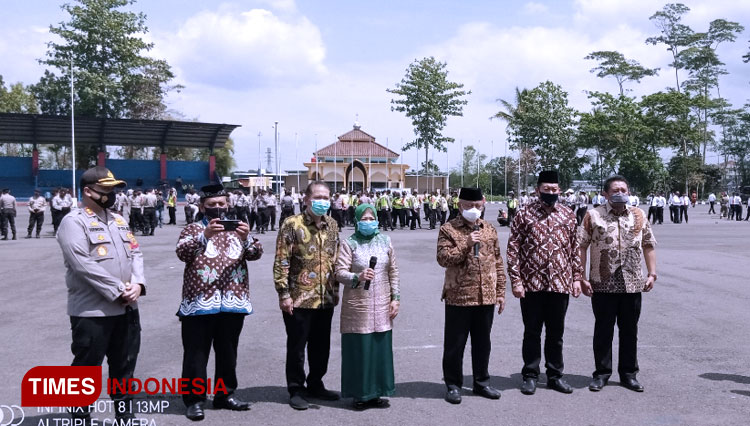 Kapolres Malang AKBP Hendri Umar bersama dua Bakal Paslon bsaat deklarasi protokol kesehatan. (FOTO: Binar Gumilang/TIMES Indonesia)