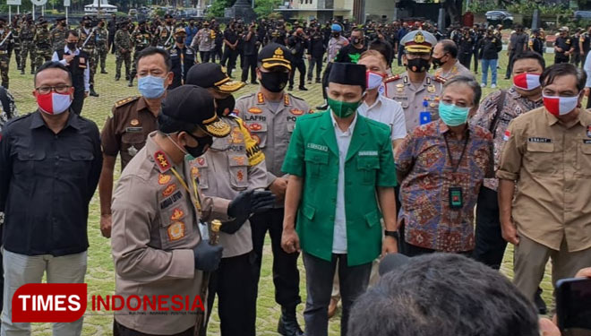 Kapolda Jateng, Ahmad Lutfi serahkan masker kepada perwakilan masyarakat, Ketua PW GP Ansor Jawa Tengah, H. Solahuddin Ali. (Mushonifin)