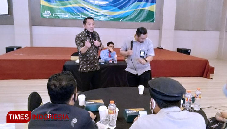 Kepala Kantor BPJAMSOSTEK Cabang Jember R. Edy Suryono (mengenakan batik) memberikan penjelasan tentang hak ketenagakerjaan kepada para notaris dalam sosialisasi, Rabu (8/9/2020). (FOTO: AJP TIMES Indonesia)