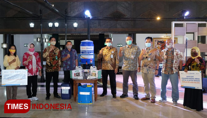 Direktur Utama Pupuk Kaltim,Rahmad Pribadi bersama Direksi lainnya menyerahkan bantuan penanggulangan Covid-19 dan bantuan modal usaha (Foto: Humas PKT For TIMES Indonesia)