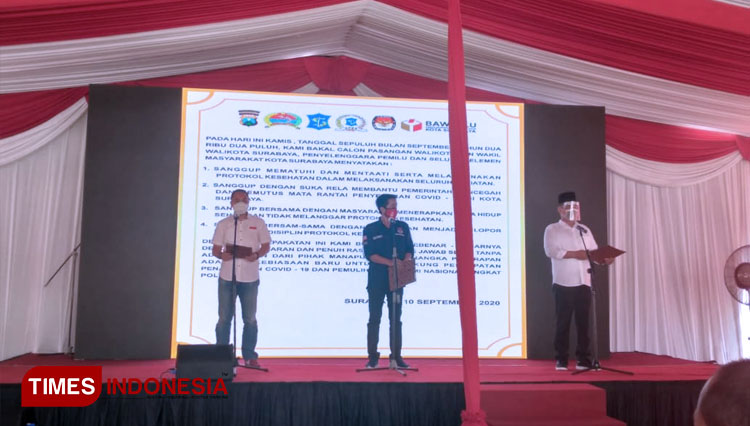 Calon Wali Kota, Eri Cahyadi (kiri), Ketua KPU Surabaya, dan Mujiaman yang mewakili Machfud Arifin membacakan deklarasi kampanye bermasker, Kamis (10/9/2020). (Foto: Khusnul Hasana/Times Indonesia) 