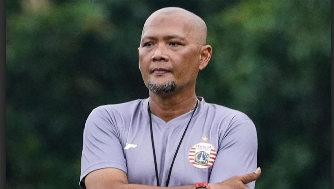 Coach Sudirman saat memimpin latihan Persija Jakarta. (Foto: Dokumen/Persija Jakarta)