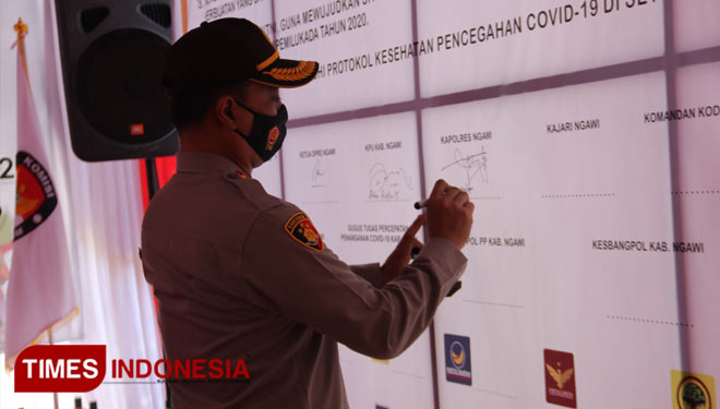 Kapolres Ngawi AKBP Dicky Ario Yustisianto ikut menandatangani ikrar pilkada damai. (Foto: Ardian Febri Tri H/TIMESIndonesia)