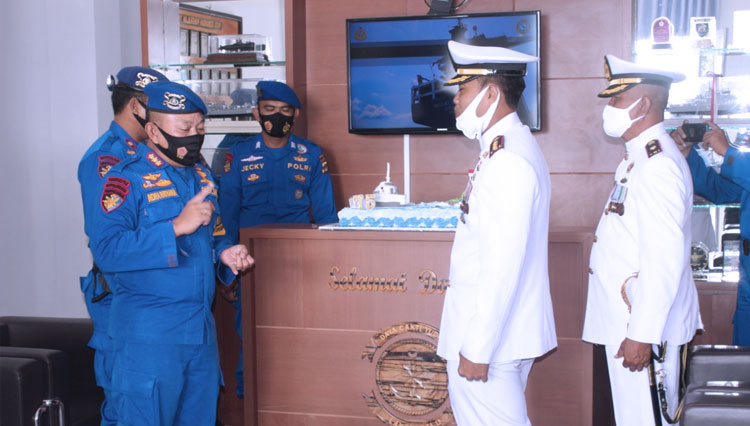 Dirpolairud Polda Sulteng Kombes Pol. Indra Rathana bersama rombongan saat memberi ucapan selamat ulang tahun kepada Danlanal Palu Kolonel Laut (P) Rahadian Rahmadi, Kamis, (10/9/2020). (Foto: Humas Lanal Palu for TIMES Indonesia)