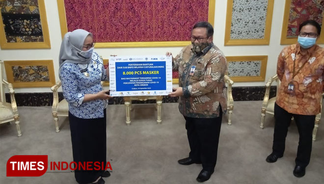 Wakil Wali Kota Cirebon Eti Herawati menerima Bantuan Masker dari Bank Indonesia (Foto : Dokumentasi Humas Pemerintah Kota Cirebon) 