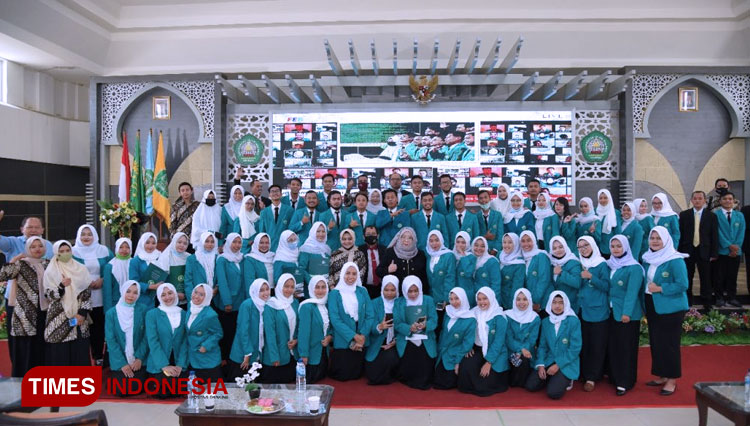 Foto bersama jajaran Pimpinan dan Dosen FEB Unisma Malang beserta para peserta yudisium FEB Unisma Malang. (FOTO: AJP TIMES Indonesia)