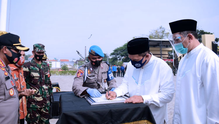 Calon Bupati Sidoarjo, Kelana Aprilianto saat menandatangani Deklarasi Damai Pilkada Sidoarjo. (foto: Humas Polresta Sidoarjo) 