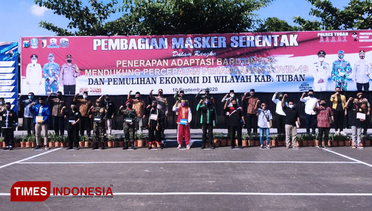 Ketua KPU Tuban dan Komisioner Bawaslu Tuban bersama para Paslon dan tamu undangan lainnya saat menghadiri acara pembagian masker serentak di Mapolres Tuban, Kamis, (10/09/2020). (Foto: Achmad Choirudin/TIMES Indonesia)