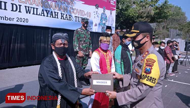 Deklarasi dan ikrar serta pemberian masker dilakukan Kapolres Tuban bersama elemen Masyarakat dan Penyelenggara beserta Peserta Pemilihan (10/09/2020). (FOTO: Ahmad Istihar/TIMES Indonesia) 