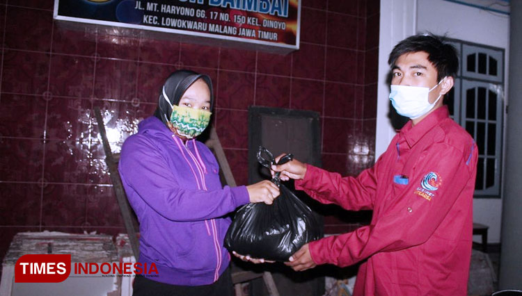 Pembagian sembako kepada Mahasiswa Unisma yang terdampak Covid-19. (FOTO: AJP TIMES Indonesia)