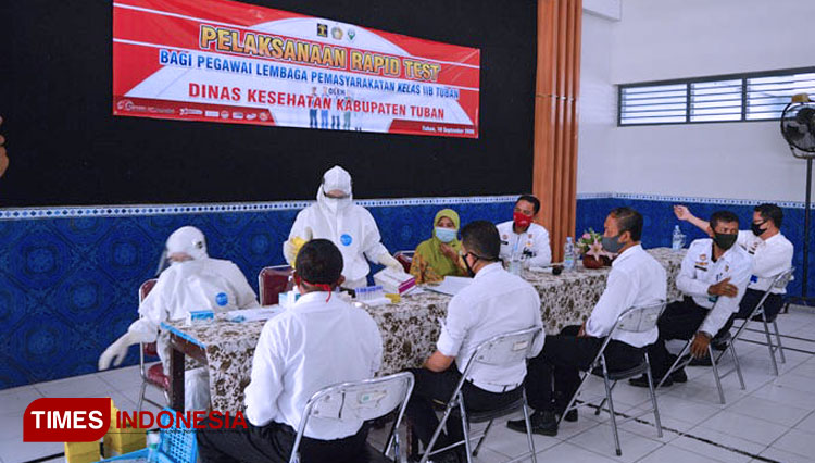 Pegawai lapas II Tuban saat mengikuti rapid test dari Dinas Kesehatan Kabupaten Tuban, Kamis (10/09/2020). (Foto: Ahmad Istihar/TIMES Indonesia)