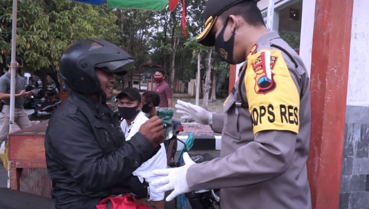 Kapolres Purbalingga AKBP Muchammad Syafi Maulla saat Memberikan masker kepada masyarakat (FOTO: Humas Polres Purbalingga for TIMES Indonesi)