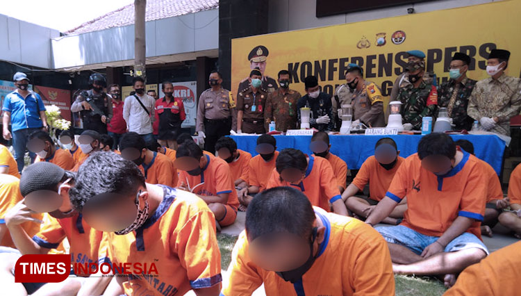 Rilis Ops Tumpas Narkoba di Halaman Mapolres Gresik. (FOTO: Akmal/TIMES Indonesia)