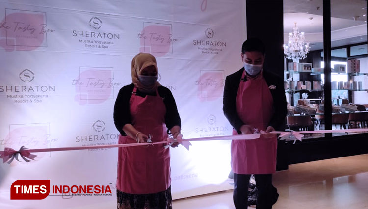 General Manager Sheraton Mustika Yogyakarta, Harry Suryadharma the first lady of Sleman City, Dra Hj Kustini launched The Tasty Box, the newest product of the hotel. (PHOTO: Hendro S.B/TIMES Indonesia)