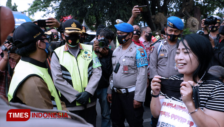 Apel gabungan kampanye penggunaan dan pembagian masker Forkopimda Kota Malang. (Foto: Naufal Ardiansyah/TIMES Indonesia)