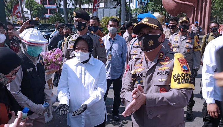 Wali Kota Surabaya, Tri Rismaharini (Baju Putih) saat mendatangi kegiatan Kampanye Bermasker, Kamis (10/9/2020). (Foto: Humas Polda Jatim)