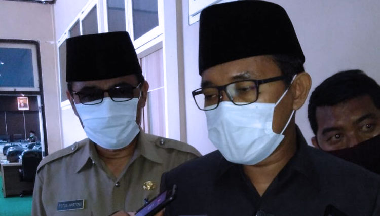 Raja'e wakil Bupati Pamekasan saat di kantor DPRD Kabupaten Pamekasan. (Foto: Akhmad Syafi'i/TIMES Indonesia)