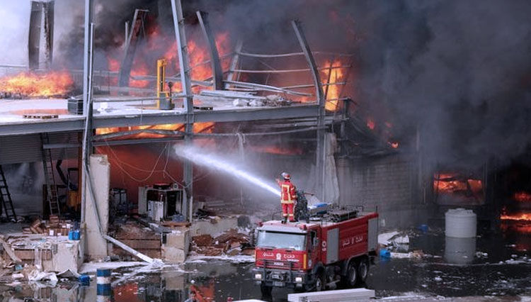 Kebakaran besar di Pelabuhan Beirut, Kamis (10/9/2020) yang membuat penduduk setempat mengungsi karena trauma ledakan. (FOTO: Reuters)