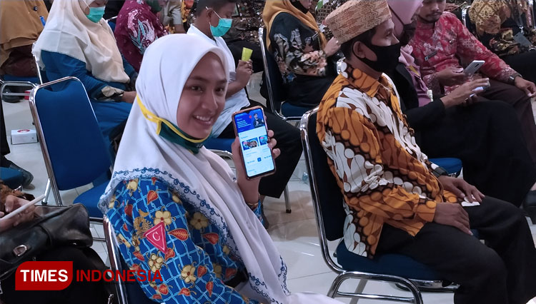 Salah satu pelajar SMP menunjukkan tampilan aplikasi Jago Apa, saat mengikuti launching program Jago Sinau, di Pendopo Lokatantra Lamongan, Kamis (10/9/2020). (FOTO: MFA Rohmatillah/ TIMES Indonesia)