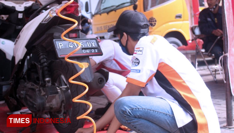 Himpunan Mahasiswa Mesin Unisma mengabdi dengan cara mengadakan servis motor gratis. (FOTO: AJP TIMES Indonesia)