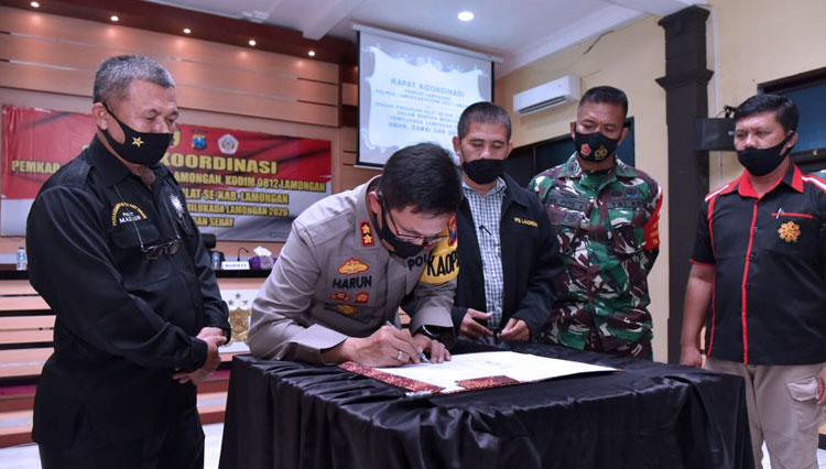Kapolres Lamongan, AKBP Harun, menandatangani komitmen mewujudkan Pilbup aman, damai, sejuk dan sehat, bersama sejumlah perguruan silat, di Aula SKJ Mapolres Lamongan, Jumat (11/9/2020). (FOTO: Humas Polres Lamongan for TIMES Indonesia)