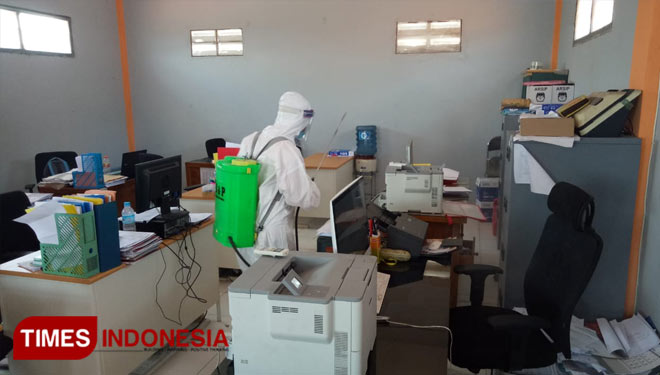 Petugas dari BPBD Gresik saat melakukan penyemprotan disinfektan di Kantor KPU Gresik (Foto: Akmal/TIMES Indonesia).