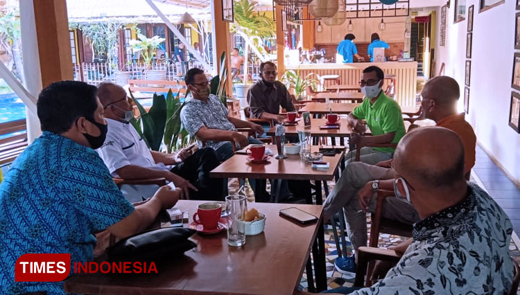 The staffs of TIMES Indonesia-Yogyakarta holds a meeting with BPD PHRI DIY at Ruba Graha Hotel Yogyakarta on Friday (11/9/2020). (Photo: Popita Nilam Sari/TIMES Indonesia)