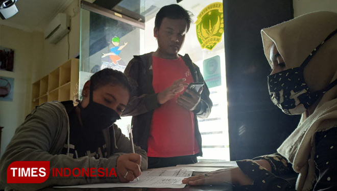 Para pemohon BPUM sedang mengisi form di kantor disperdagkop UM. (Foto: Feby Dian NR/TIMES Indonesia) 