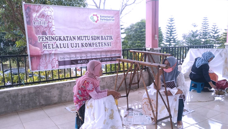Para pembatik saat mengikuti ujian kompetensi. (Foto: Batik Lintang for TIMES Indonesia)