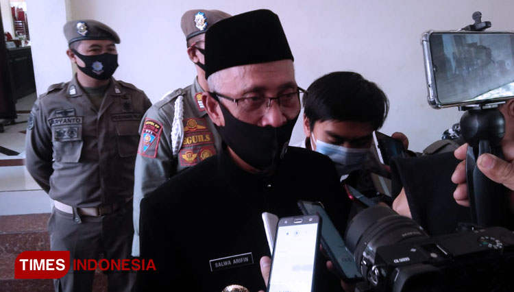 Bupati Bondowoso KH Salwa Arifin saat memberikan penjelasan terkait Gobak Sodor dan pengajian umum. (FOTO: Moh Bahri/TIMES Indonesia)