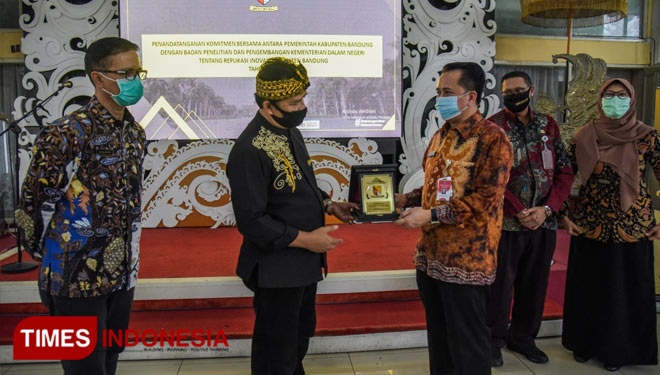 Bupati Bandung Dadang M. Naser bersama Kepala BPP Kemendagri RI Agus Fatoni, di Rumah Jabatan Bupati di Soreang, Kamis (10/9/2020).(FOTO: Humas Pemkab for TIMES Indonesia)