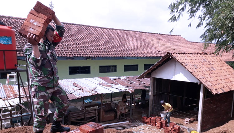 Anggota Babinsa Koramil 01 Banjarnegara Sertu Tasrifin selalu meluangkan waktu untuk selesaikan pembangunan rumah  milik Ny Suratmi. (FOTO: Pendim BNA for TIMES Indonesia)