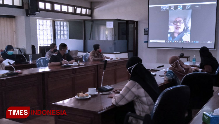 Dirut PJT I, Raymond Valiant Ruritan saat membuka diskusi dengan mahasiswa secara daring. (Foto : Binar Gumilang / TIMES Indonesia)