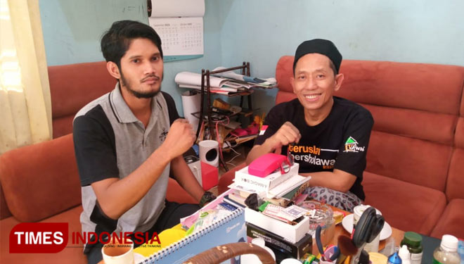 Koordinator Front Detngodethen Situbondo (FDS), Randy Hendrawanto bersama KH Masrur Syam saat ngaji shalawat (Foto: Uday/TIMES Indonesia)