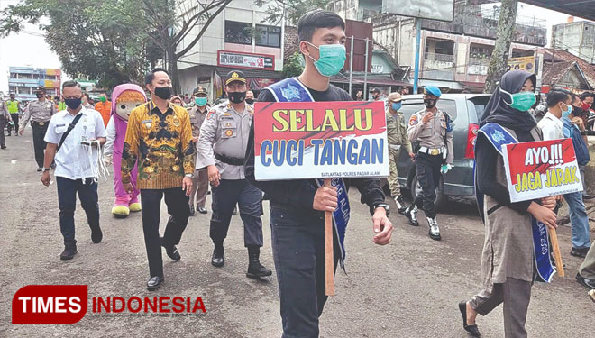Kapolres Pagaralam bersama Wawako saat melakukan aksi kampanye penggunaan maskerdi kawasan Pasar Dempo Permai.  (Foto: Asnadi/ TIMES Indonesia) 