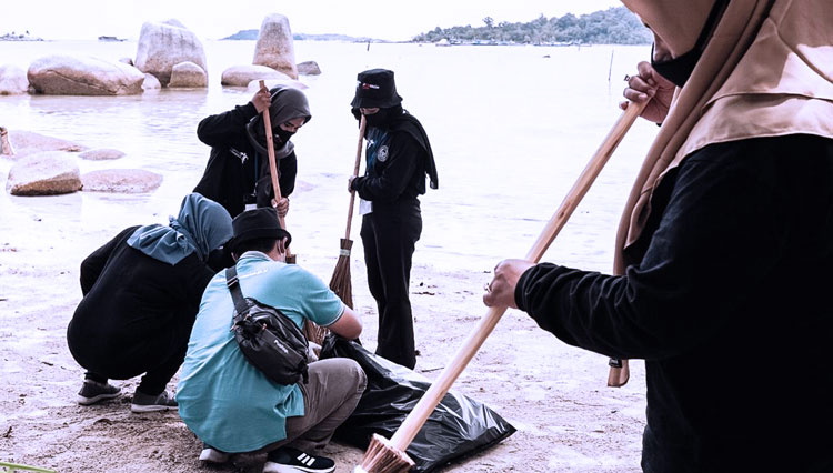 Pelaku wisata di Bangka Belitung menggelar kegiatan bersih-bersih pantai dalam upaya menyiapkan destinasi wisata yang aman di masa adaptasi kebiasaan baru. (foto: Kemenparekraf RI)