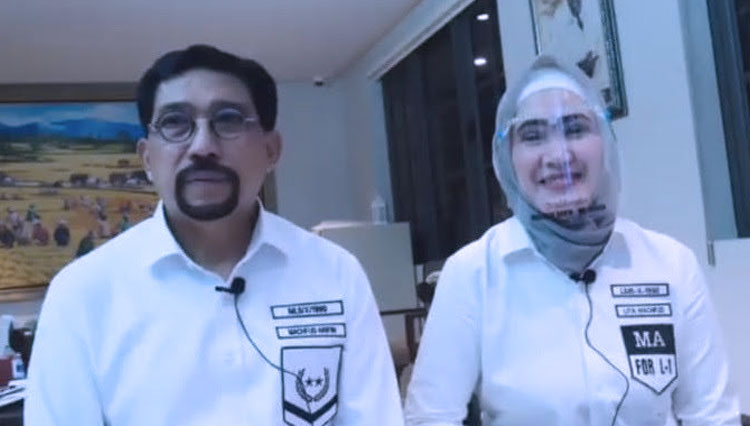 Machfud Arifin bersama Istrinya saat melaksanakan Video Zoom, Kamis (11/9/2020). (Foto: Tangkap Layar video zoom)